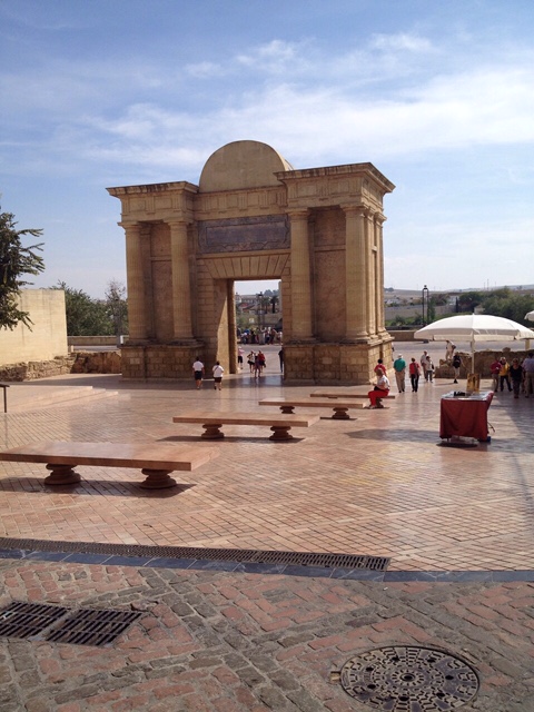 arco mezquita entrada marmol cordoba vertical